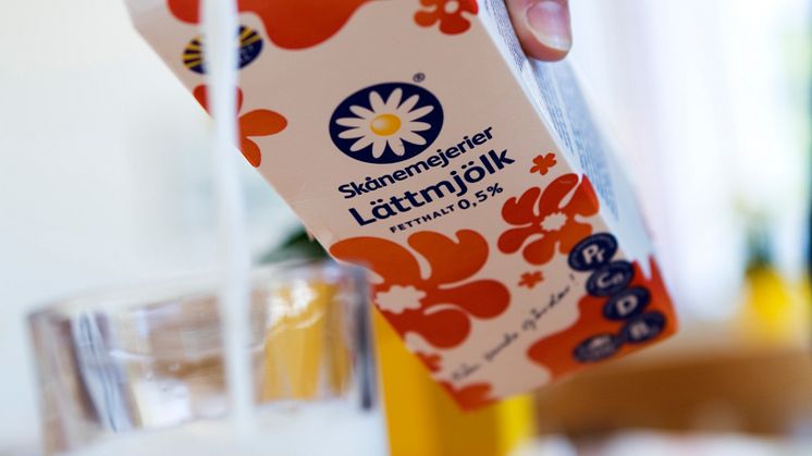 Häller upp lättmjölk