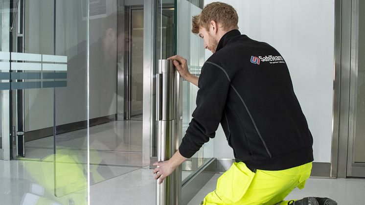 Tekniker från SafeTeam installerar grind med dörrautomatik.