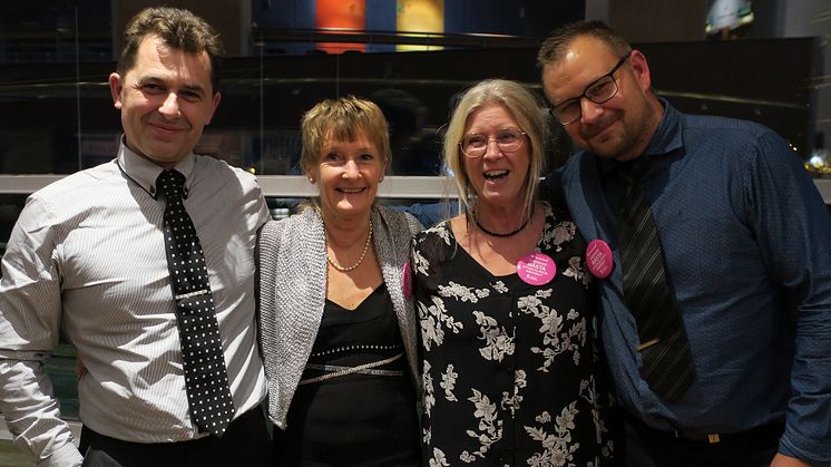 Stolta och glada Eslövsrepresentanter på Kvalitetsmässans prisutdelning Isak Alilja, chaufför, Ylva Hjerén, enhetschef för transportservice, Marie Larsson, skolskjutsplanerare, och Marcus Sander, chaufför.