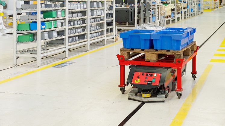 Den nya självgående Linde C-MATIC arbetar flitigt, utvecklad för att förse produktionslinjen med komponenter. 