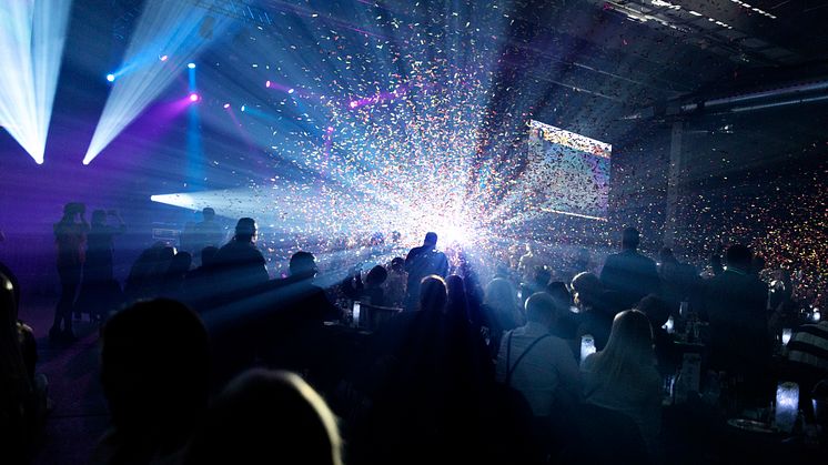 JYSK plejer hvert år i november at invitere medarbejdere og ledsagere med til kæmpefest i Odense Congress Center.