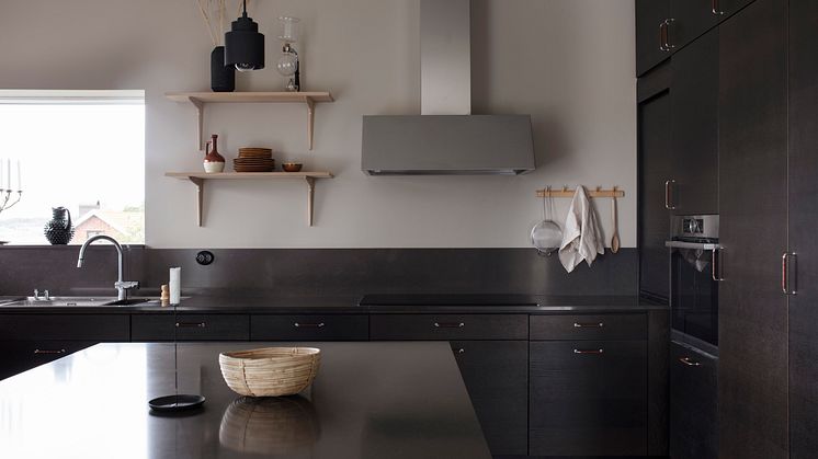  Köket är från Vedum och luckan heter Liv. Bänkskivan Silestone Calypso och Liv kunde inte ha passat bättre ihop, det hela känns som en enhet och Calypso var ett givet val när vi väl bestämt oss för vilket kök vi skulle ha.