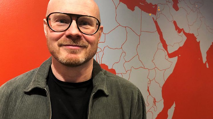 – Min forskning visar att människan gradvis anpassar sitt sätt att tänka och uppfatta verkligheten efter teknikens logik, konstaterar Anders Sandblad, världens förste doktor i Arbetsintegrerat lärande vid Högskolan Väst. 