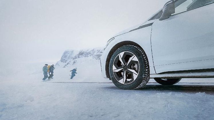 small-version-continental_pp_snowshoeing.jpg