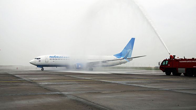 Die Boeing 737-800 der Aeroflot-Tochter Pobeda wurde nach der Landung von der Flughafenfeuerwehr feierlich begrüßt
