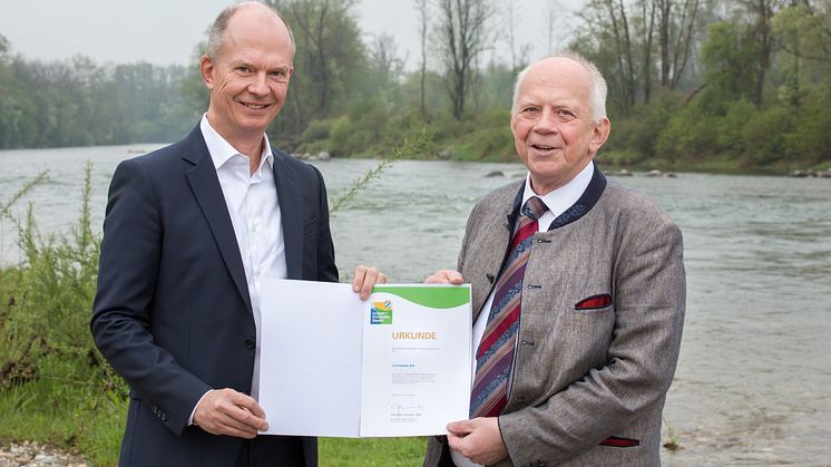 Prof. Dr. Martin Grambow vom Staatsministerium für Umwelt und Verbraucherschut überreicht LEW-Vorstand Dietrich Gemmel die Urkunde des Umwelt- und Klimapaktes Bayern. (LEW / Christina Bleier )