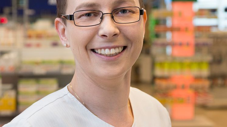 Farmaseutti Mari Heinonen Vantaanportin apteekista kertoo, että apteekin uusi ilme on otettu hyvin vastaan.
