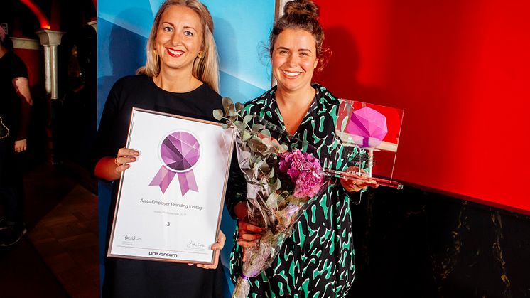Tres Emma Brandt och Henny Tesch tar emot priset Årets employer branding-företag 2017