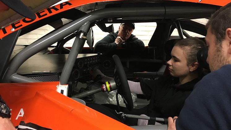 Minsta studenten fick hoppa in i förra säsongens V8 Thunder Car och starta upp 450-hästarsmotorn.