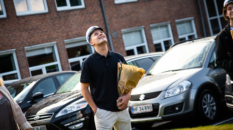 De første HHX studenter modtog mandag deres huer.