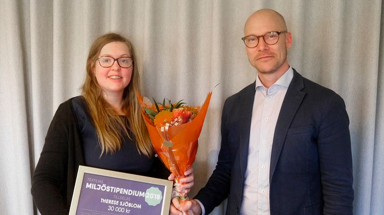 Therese Sjöblom tog emot årets miljöstipendium av Textilias Miljö-och kvalitetschef Jonas Olaison på Textilias huvudkontor i Örebro. 