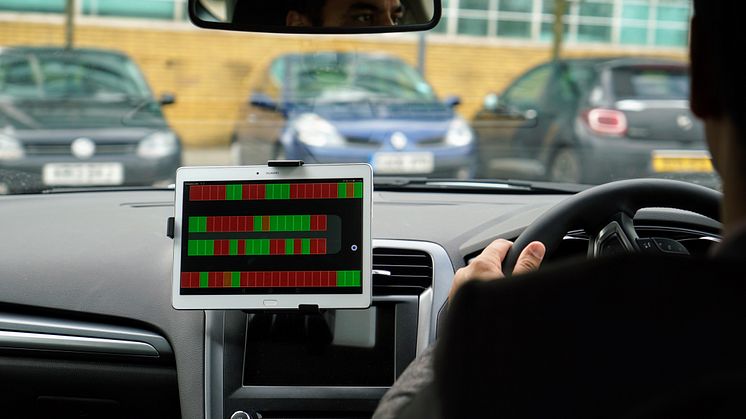 Das sogenannte kollaborative Parken wird durch den Austausch von Daten ermöglicht, die von Fahrzeug- Parksensoren an weitere Verkehrsteilnehmer übermittelt werden