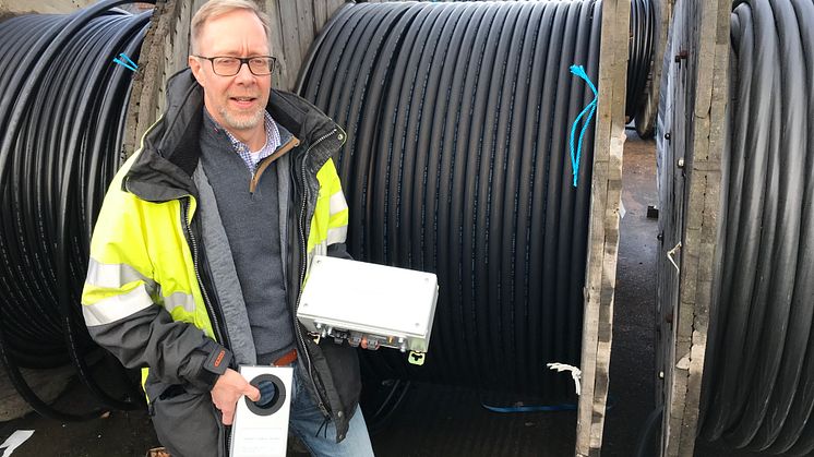 Magnus Sjunnesson på Öresundskraft visar Smart Cable Guard, ett system för att upptäcka fel i elkablar.