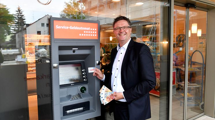 Pressesprecher Joachim Fröhler am neuen Geldautomaten der Stadtsparkasse München an den Fasanarkaden