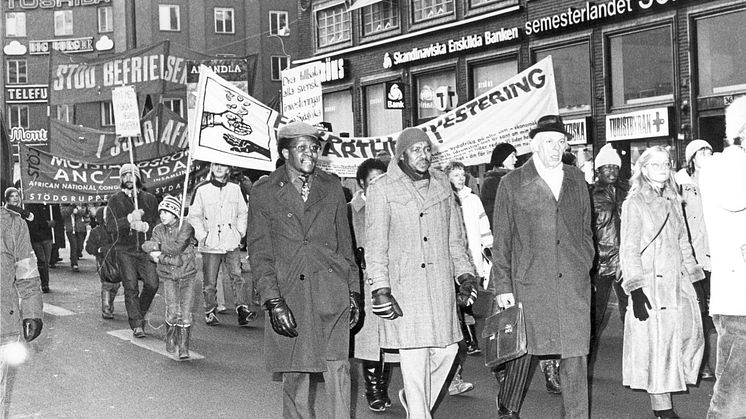 Demonstration med Isolera Sydafrika Kommittén (ISAK), 1982, Stockholm. Kaire Mbuende, Anna Lindh, Eddie Funde.  Foto av:  John Nau. 