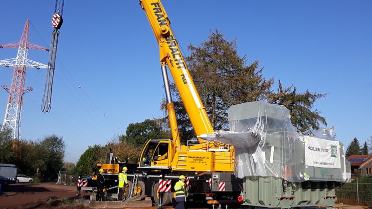Westfalen Weser Netz modernisiert Umspannwerk Lahde: 50 Tonnen schwerer Trafo wurde jetzt per Schwerlastkran auf sein Fundament gehievt.