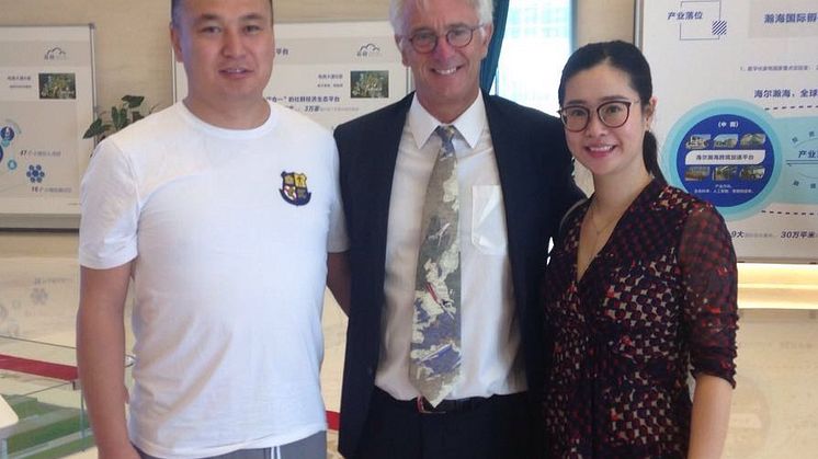 In Qingdao (v.re.): Dr. Zhao Xi, Prof. Dr. Hans-Rüdiger Kaufmann, MBA-Absolvent.