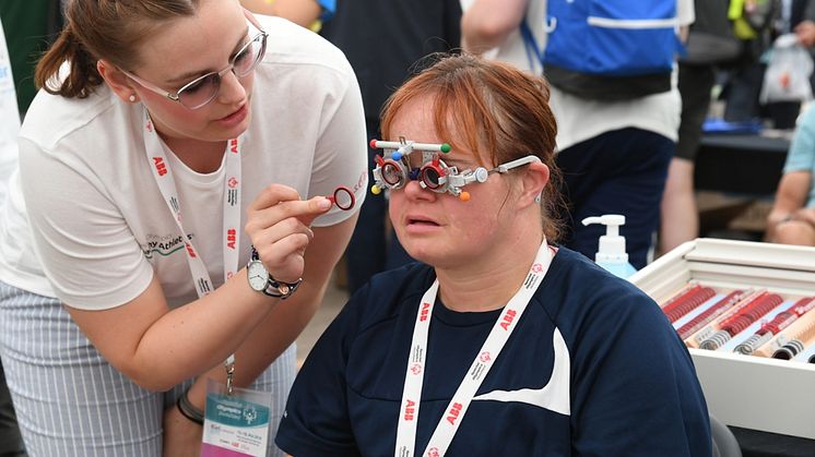 Marie-Kristin Preuschl überprüft bei Nicole Pietschmann, Athletin der ﻿Lebenshilfe Brandenburg-Potsdam e.V., die Sehkraft. (Foto: SOD/Juri Reetz)