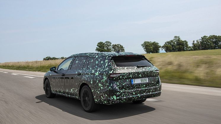 Ny Škoda Superb i camouflage