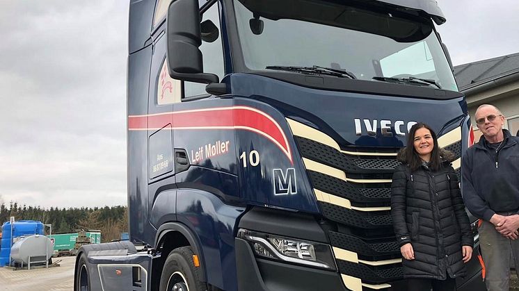 Maria Møller och Jens Christian från LM Transport, med en av deras IVECO-lastbilar. 