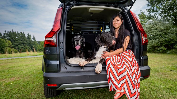 007 220815 Dacia Jogger og hunde