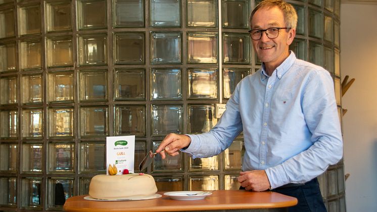 Kjell Fredrik Løvold, banksjef i Cultura Bank, feirer med kake.