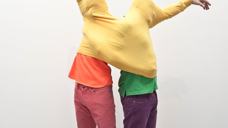 Erwin Wurm; Double Piece (2002), mixed media, performed by the audience/ blandet teknikk, utført av publikum. Photo/Foto: Elfie Semotan / ©Elfie Semotan