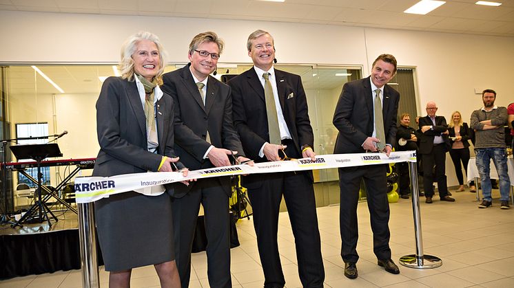 Bandet klipptes av Ingrid Rohlén - Region COO Nordics,  Jonas Palmgren - VD,  Hartmut Jenner  - Koncernchef,  Nils Kloster - Region President Nordics