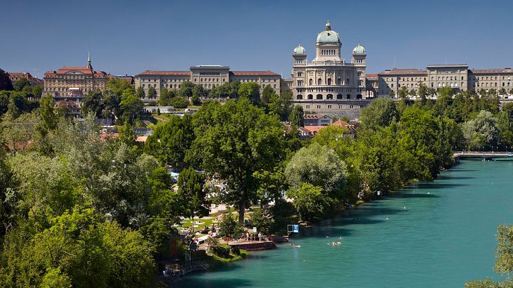 Aare Mit Bundeshaus in Bern