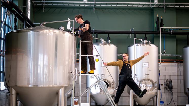 Lucas Monryd, huvudbryggare på Ringön, flankerad av Andreas Görts, bryggare på Ringön. Fotograf: Martin Permer.