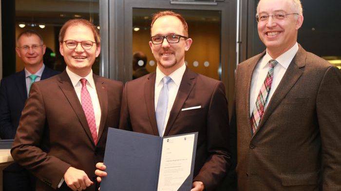 Freuen sich mit den ersten Absolventen des Certified Advisor Managed Health Care: Vorstand Holger Wessling, Bereichsleiter Michael Gabler, Firmenkundenberater Jörg Joswig und Bereichsleiter Heribert Vossen (v.l.)