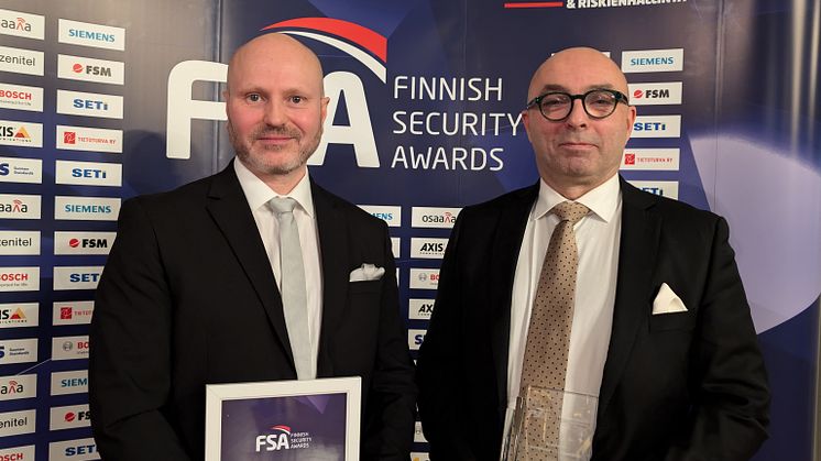 Christian Hartvik sjöfartsinspektör och Peter Forsberg Head of Traffic Viking Line tar emot Finnish Security Award 2024