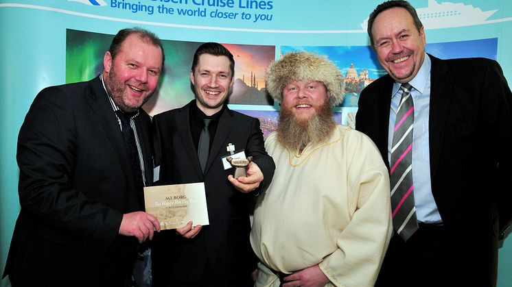 First ‘Aalborg Hotdog of Honour’ for award-winning Fred. Olsen Cruise Lines