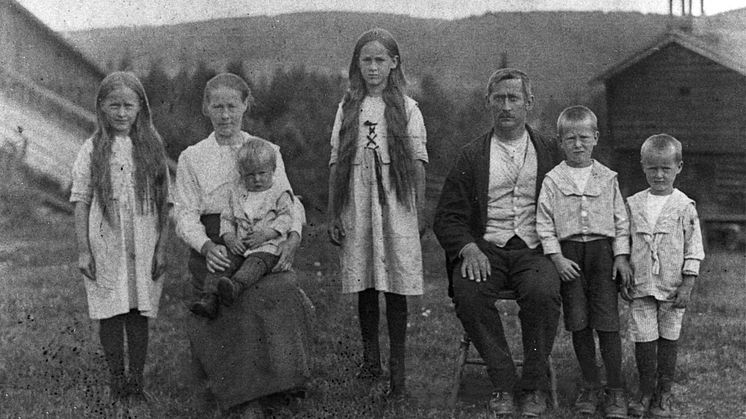 MORSKJÆRLIGHET: 2 år gamle Vidar Sandbeck på sin mors fang, sammen med resten av familien Sandbeck. Morskjærligheten fra Lenny Alida Sandbeck har inspirert kunstneren Ingrid Åkerblom. Foto: Anno Glomdalsmuseet