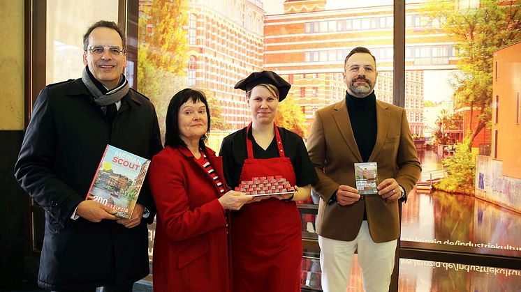 v.l. Volker Bremer, Karin Finger, Juliane Siedler und  Marcus Kahl  präsentieren das Schaufenster der Goethe Chocolaterie Leipzig