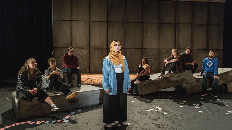 Faten Mahdi Al-Hussaini i front