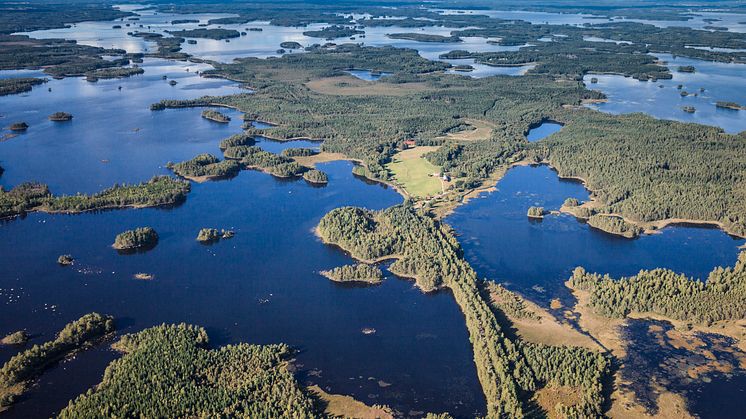 Sjön Åsnens insjöskärgård med mer än 1000 öar och 700 km strandlinje. Destinationen är nu med på listan "Sustainable Destinations Top 100". 