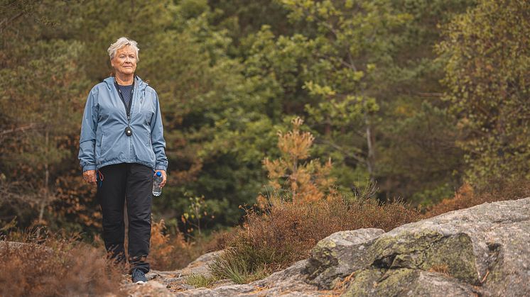 Att frisk luft och aktivitet är viktigt för hälsan är det ingen som bestrider. Men för många äldre i dag är det ingen självklarhet att ge sig ut på promenader själva.