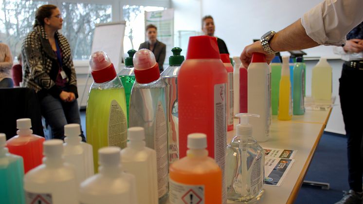 Medarbejderne, der skal håndtere de nye, grønne rengøringsmidler, bliver grundigt indviet i produkternes egenskaber på workshops rundt om i landet . Foto: Jannik Preisler.