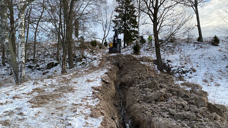 Linde energi gräver ner nästan fyra kilometer elkabel mellan Österhammar och Sköldberga. Foto: Linde energi