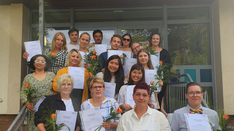 Die 17 Absolvent*innen der Altenpflegehilfe-Ausbildung an der Hephata-Akademie für soziale Berufe freuen sich über ihre Abschlüsse. 