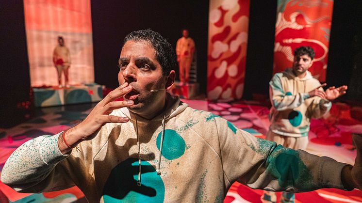 I teaterversjonen av Hør her´a byter skodespelarane på å spele rollene. Foto: Ole Herman Andersen/Det Norske Teatret.