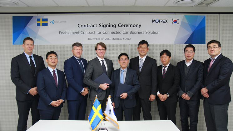 Contract signing between Motrex CEO Lee Hyung-hwan and Telenor Connexion CEO Mats Lundquist.