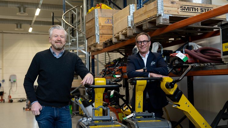 FORENKLER KUNDEREISEN: Administrerende direktør i Ramirent Norge, Fredrik Brandal(t.h.) og daglig leder i DigiQuip AS, Carl Fredrik Kleppe inngår nå et partnersamarbeid som forenkler Ramirent-kundenes hverdag gjennom bruk av en ny digital plattform.