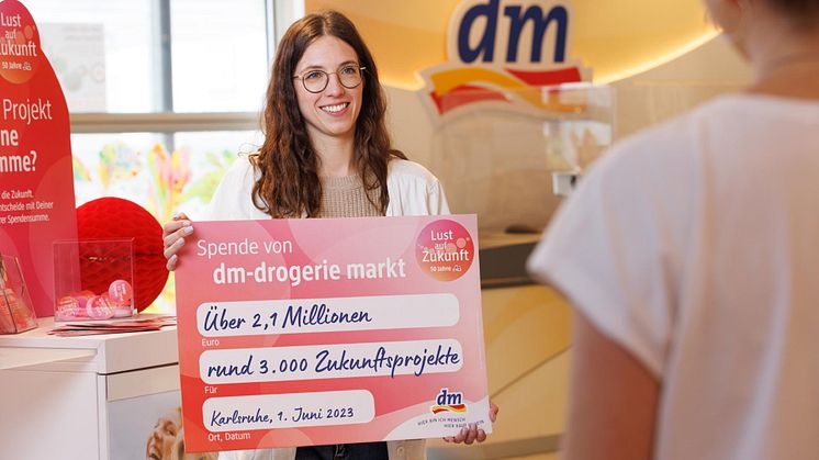 Mehr als 2,1 Millionen Euro spendet dm im Rahmen seines 50. Geburtstags an rund 3.000 Zukunftsprojekte in Deutschland 
