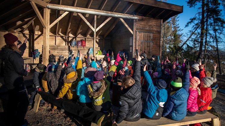 FAU ved Hof skole fått på plass et uteklasserom for elevene, og fikk støtte til å bygge gapahuk fra Sparebankstiftelsen DNB. (Foto: Katrine Lunke)