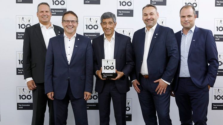 Das Team von Algeco um Geschäftsführer Stefan Harder (2. v. l.) freut sich über die Top 100-Auszeichnung durch Ranga Yogeshwar (M). 