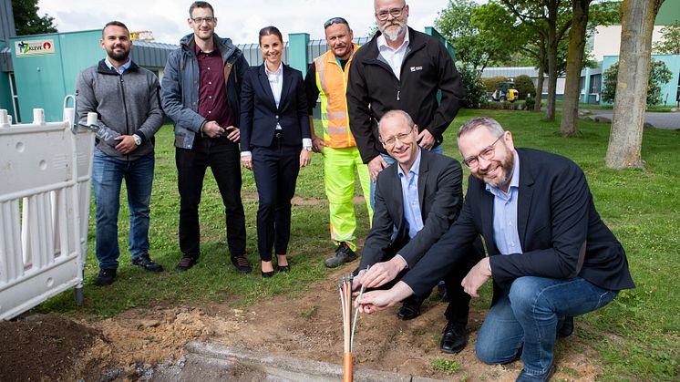 Baugrube in Kleve: v.l. Vegim Nuhaj, Simon Remplewski (beide ausführende Bauunternehmen), Eileen Andonov, Sebastian Bothen, Christian Schüller (alle drei Deutsche Glasfaser), Dr. Joachim Rasch, Dr. Andreas Henseler (beide GF TZK)