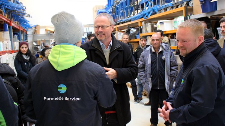Skanderborgs borgmester Jørgen Gaarde (S), der ses i midten af billedet, hilser på medarbejdere i Forenede Service under virksomhedsbesøget mandag. Foto: Jannik Preisler 