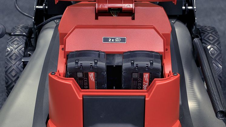 Gressklipperen Milwaukee drives av 2 stk 18 V batterier